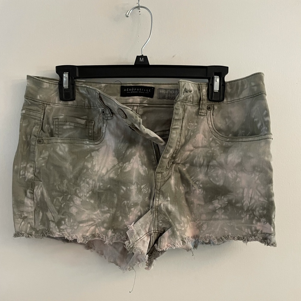 Camouflage high waisted shorts